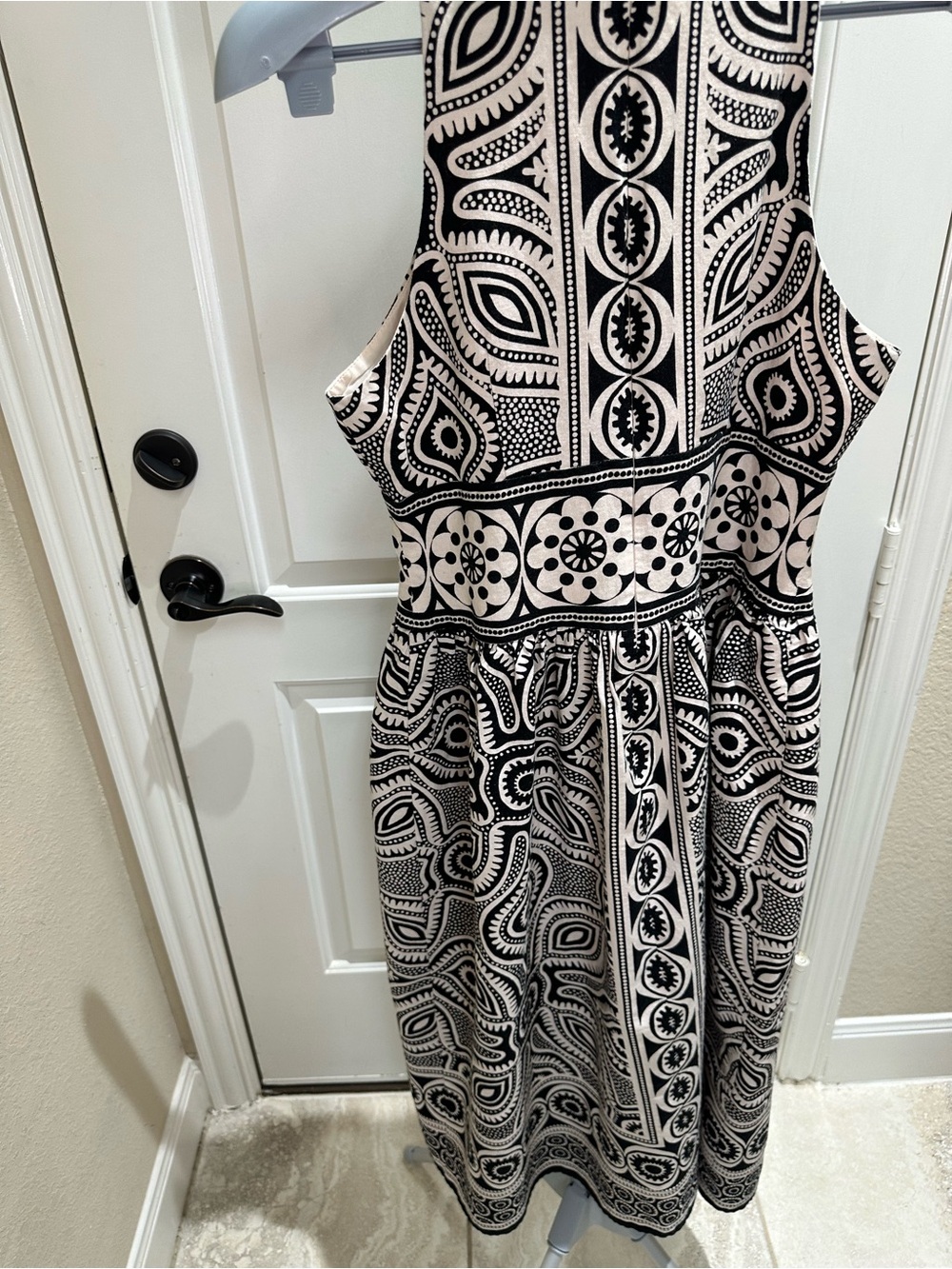 Donna Morgan Black and Cream Graphic Print Sleeveless Dress - Picture 5 of 9